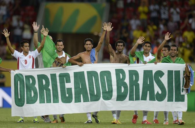 E i giocatori di Tahiti ringraziano i tifosi brasiliani. Afp